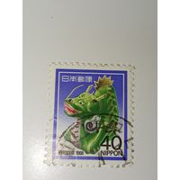 Япония 1988 год Марка изображает "Курашики Харико", традиционную японскую игрушку из папье-маше в форме дракона.