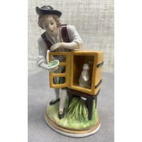 Фарфоровая статуэтка Sitzendorf Германия. Мальчик кормит кролика. 12 х 6 см.