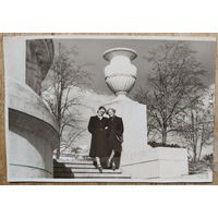 Фото двух девушек в районе пл.Победы. Минск. 1950-60 г. 8х11.5 см.