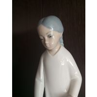 Фарфоровая фигурка. Девочка. Испания.