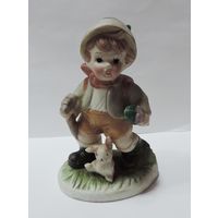 Статуэтка фарфоровая "Мальчик турист и заяц" 80-е годы Европа. Высота 12.5 см.