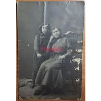 1910-е Открыточный формат две сестры студийное фото типажи ретро
