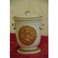 Шкатулка фарфоровая (  высота 10 см , диаметр 8,5 см )  целая