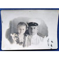 Фото полковника с девочкой. 1952 г. 9х12 см.