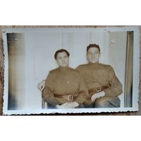 Фото двух военных. Баден. Австрия. 01.01.1945 г. 5.5х8 см.