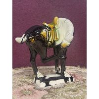 Статуэтка,китайский глазурованный фарфор 1950-х годов,Черный конь, кусающий копыто, клеймо Азиатская майолика