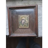 Икона Божией матери в киоте.