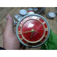 Будильник красный, как знамя Янтарь 4 камня Орловский часовой завод СССР