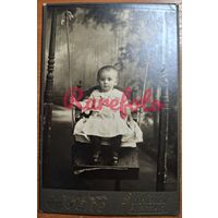 1910-е Кабинет-портрет ребенок на качелях состояние люкс студийное фото типажи ретро анонимный фотограф