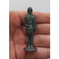 Солдат оловянный ссср с каской немецкого оброзца