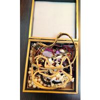 Большой лот винтажных бус времен СССР разных размеров в шкатулке , 15 штук бус