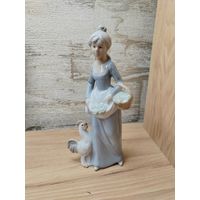 Статуэтка девушка с корзиной.