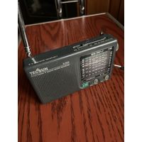 Полностью рабочий  портативный радиоприёмник -одна из первых моделей .Утеряна батарейная крышка.