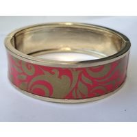 Боаслет с растительным орнаментом на розовом фоне