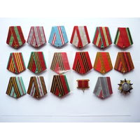 Колодки в сборе с лентами и промзвеньями к медалям. Разные. Идеального состояния. Все оригинальное! 17 колодок и 1 знак.