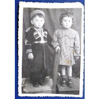 Фото мальчика и девочки. 1950 г. 8х11 см.