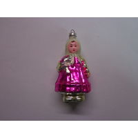 Ёлочная игрушка. Девочка с букетом.