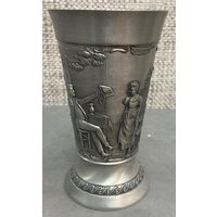 Оловянный бокал, декорированный изображением трактирной загородной сценки. Freiling-zinn, рельеф, Германия, 1975 год. Высота 13.5 см.