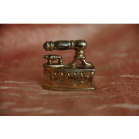 Утюг ( миниатюра )   3 см х 3 см