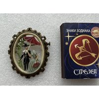 Старинная интересная брошь. Европа. Латунь, пластик. Есть дефекты!