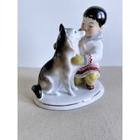 СТАТУЭТКА ФАРФОРОВАЯ " ЯКУТ С СОБАКОЙ ". ЛФЗ. 1960 Е ГОДА. ЭКСПОРТНЫЙ ВАРИАНТ. ВЫСОТА 13 СМ. СМ.ФОТО И ОПИСАНИЕ.