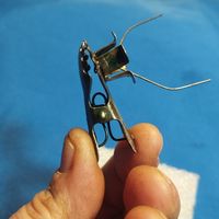 Прищепка для елочной игрушки оригинальной формы