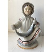 Статуэтка фарфор ЯКУТ С РЫБОЙ (ЧУКЧА С ОСЕТРОМ) ЛФЗ,в/с.В реставрацию