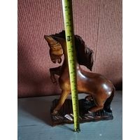 Конь резной без следов обращения 1999г