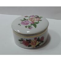 Шкатулка фарфоровая 70-80-е годы Европа. Высота 3.5 см. Диаметр 6 см.