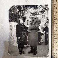 Фотография. История СССР в лицах. Прапорщик с семьёй у гарнизонной, новогодней ёлки. 1975 год..