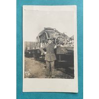 Фотооткрытка 1 Мировая война Немецкий солдат униформа / поезд, тяжелый траншейный миномет 25 cm schwerer Minenwerfer