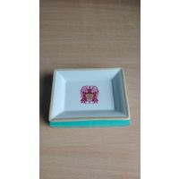 Самовывоз!!! Маленький фарфоровый( 11,5 на 8,5 см по верхней части ) поднос, лоток, емкость элитного бренда Manufacture de Monaco. Почтой не высылаю.