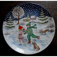 Тарелка настенная фарфоровая "На катке" фирмы "KAISER" 60-70-е годы Германия. Диаметр 24 см.