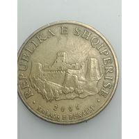 Албания 10 леков 2000 года .