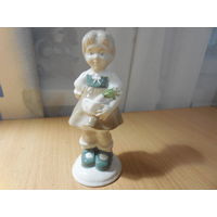 Фарфоровая статуэтка. Девочка с морковкой. Германия.