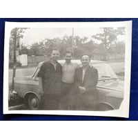 Фото мужчин у автомобиля. 9х12 см.