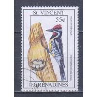 [441] Сент-Винсент и Гренадины 1993. Фауна.Птицы.Дятел. Гашеная марка.