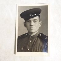 Фотография. История СССР в лицах. Рядовой связист из Ровно. 1955 год. Значок ГТО.