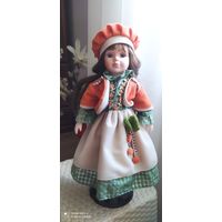 Кукла фарфоровая