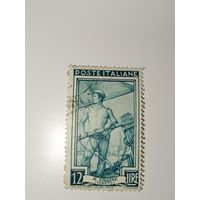 Италия 1950 Моряк в Венеции (Veneto), управляющий рулем судна.