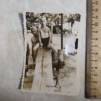 Фотография. История СССР в лицах. Братья во дворе детского дома. 1960-е.