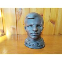 Бюст Ю. Гагарин.