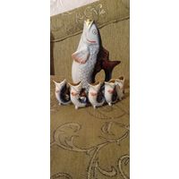 Графин с рюмками рыбки. Как есть.