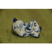 Статуэтка фарфоровая  " Собачка  "  длинна 5 см, высота 3 см   ( целая )