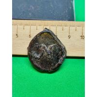 Осколок бутылки с вензелем.