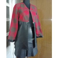 Комбинированный костюм из натуральной кожи лайки и ткани шотланкил(жакет и две юбки: из ткани и кожи), на подкладке,размер 42-44.