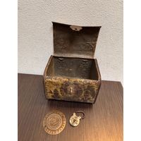 Старинный металлический сундучок (шкатулка) с навесным замком и декоративной пластиной.