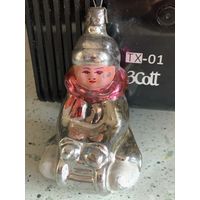 Винтажная ёлочная игрушка Мальчик на санках. Стекло СССР