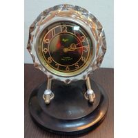 Винтажные механические настольные часы СССР Маяк в хрустальном корпусе , механизм 17 камней , заводятся идут , ТО часов не проводилось .