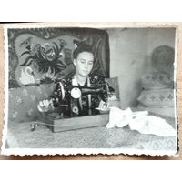 Фото из СССР. Работа со швейной машинкой Зингер. 7х10 см